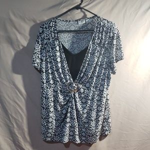 Lovely v-neckline black and white printed blouse with front silver buckle.